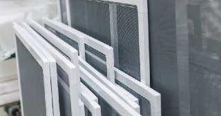 Москитные сетки на пластиковые окна Каменка купить по цене от 935 руб.